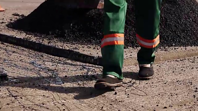 从事沥青修补工作的工人视频素材