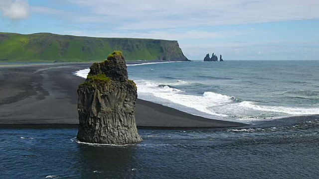 冰岛迪霍莱角黑色火山海滩上美丽的岩层。视频素材