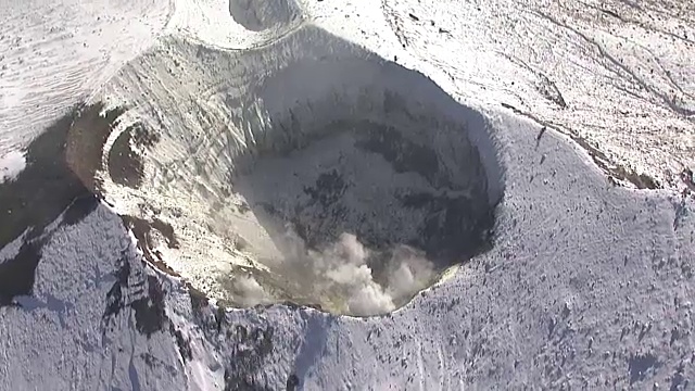 空中，日本北海道十胜山的火山口视频素材