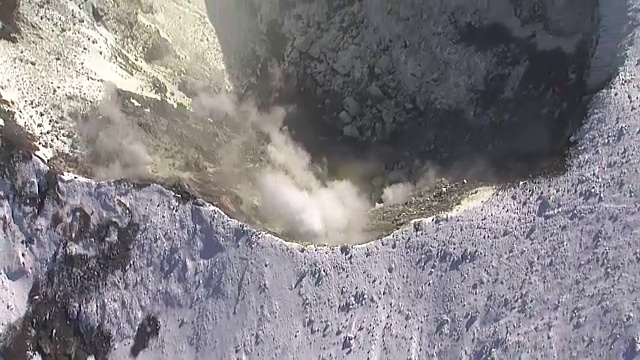 空中，日本北海道十胜山的火山口视频素材