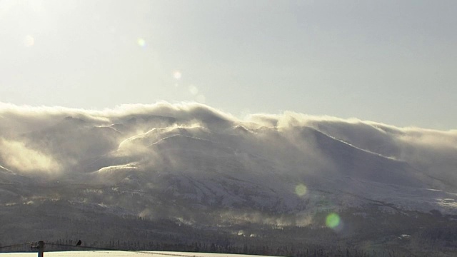 日本北海道晨雾中的十胜山视频素材