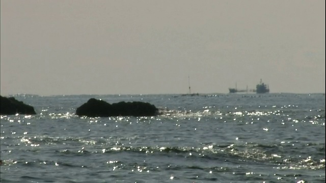 日本和歌山县钏本海面上漂浮着一艘船的海市蜃楼。视频素材