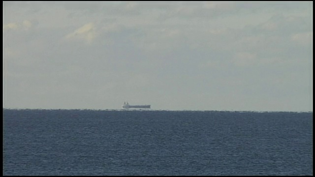 日本高知市海面上漂浮着一艘船的海市蜃楼。视频素材