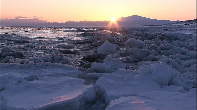 在日本北海道的鄂霍次克海，海浪岩石漂移的冰。视频素材