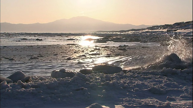 日本北海道附近的鄂霍次克海浮冰上闪耀着金色的光芒。视频素材