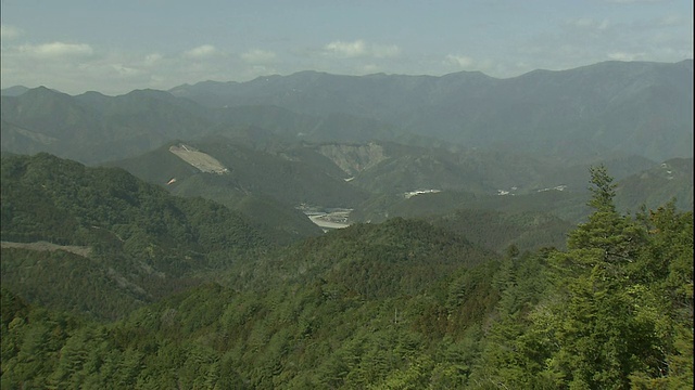 日本Kumano Kodo附近的Kii山脉被茂密的植被覆盖。视频素材