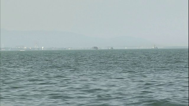 日本大津琵琶湖的水面上出现了海市蜃楼。视频素材