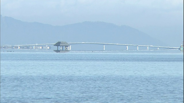 日本琵琶湖的比和子大桥下面出现了一个较低的海市蜃楼。视频素材