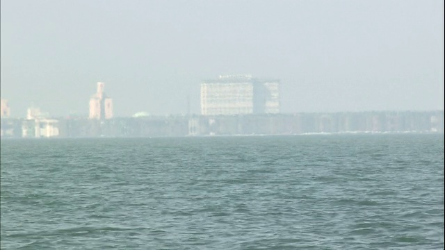 日本大津的内德滨高楼在碧娃湖上空扭曲成海市蜃楼。视频素材