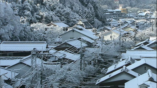 在日本，雪覆盖了瓦房。视频素材