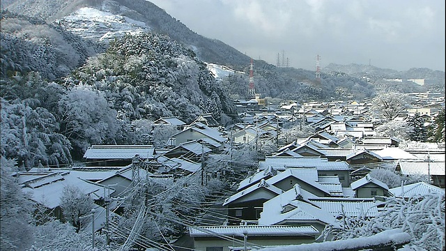 在日本，雪覆盖了瓦房。视频素材