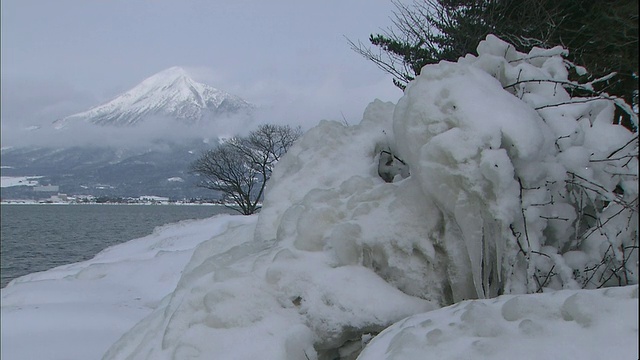 日本福岛万代山附近的稻河城湖岸上覆盖着一层厚厚的喷雾冰。视频素材