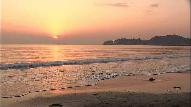 海浪拍打着日本相模湾的沙滩。视频素材