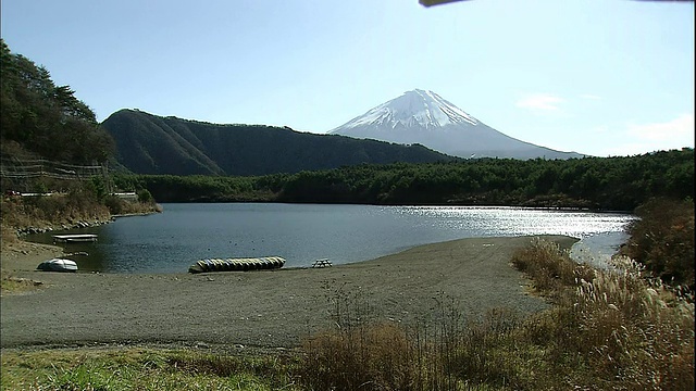 在日本山梨县的富士箱根伊豆国家公园里，富士山耸立在斋子湖上。视频素材