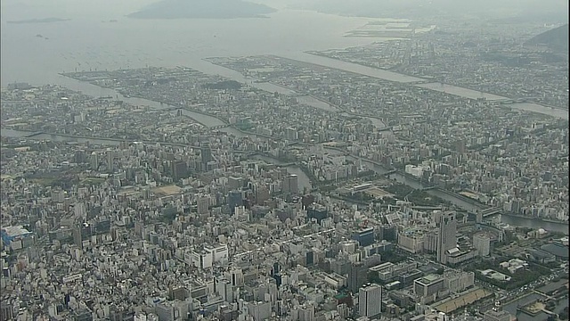 河流沿着广岛流向日本濑户内海。视频素材