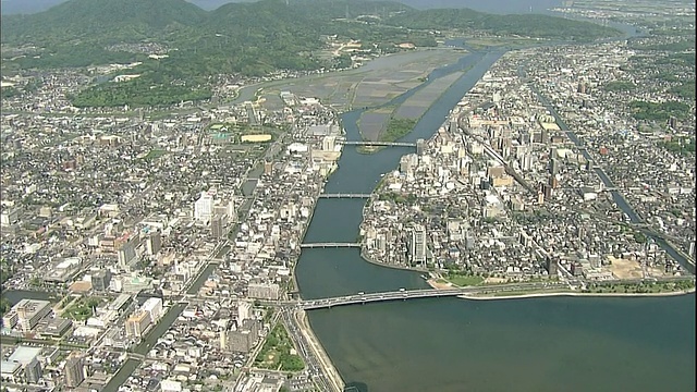 日本松江市新久桥横跨大西河。视频素材