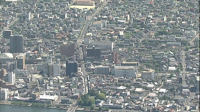 高层建筑和城市社区沿真嗣湖和大西河在日本松江市。视频素材