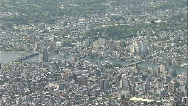 日本松江市，高楼大厦环绕松江站。视频素材