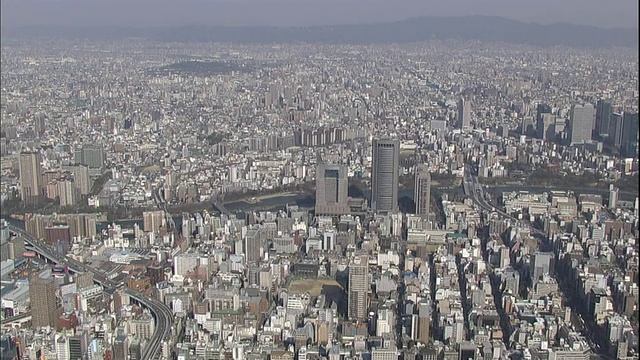 在日本大阪的中之岛河和中之岛地区，摩天大楼和高楼林立。视频素材