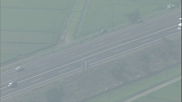 北陆高速公路上的车辆行驶在三jo - tsubame立交附近。视频素材