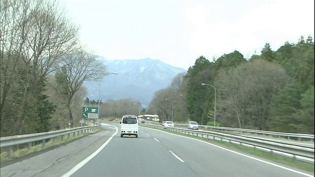 日子-宇都宫路的路边指示牌向游客提供信息。视频素材