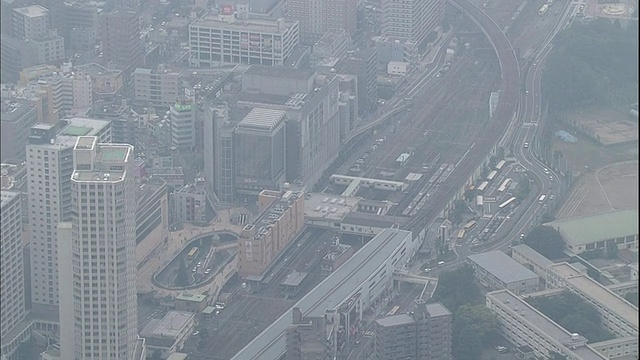 日本神奈川的桥本车站周围环绕着摩天大楼和高楼大厦。视频素材