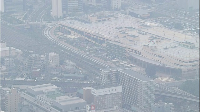 日本神奈川市，一列火车驶近桥本车站。视频素材