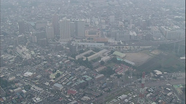 日本神奈川县桥本站周围是高层建筑和城市社区。视频素材