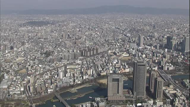 中之岛河流经日本大阪中之岛区的高楼大厦。视频素材