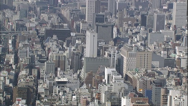 摩天大楼和高楼林立的城市街区，日本大阪。视频素材