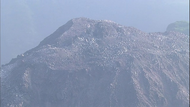 陡峭的岩石上升在云仙山的富根达峰在长崎岛原，日本。视频素材