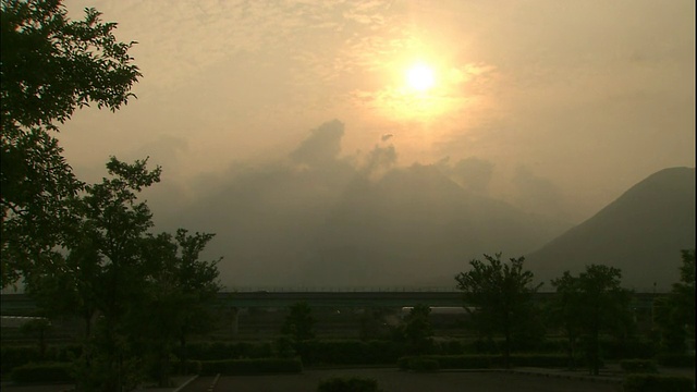 在黄金时刻，云仙山的富根大峰被薄雾遮住了。视频素材