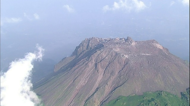 在日本长崎云仙山的富根山的山顶上，云在漂移。视频素材