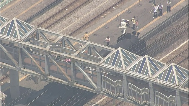 在日本群马县的Shibukawa站，旅客们站在复兴的C6120蒸汽机车上。视频素材