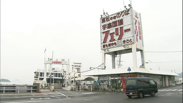 在日本冈山乌野港的渡轮码头，车辆互相经过。视频素材