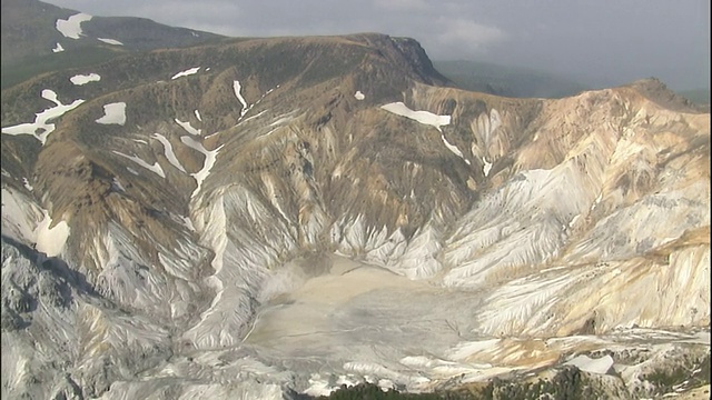 日本福岛的Adatara山和Numanodaira火山口的山坡上布满了积雪。视频素材