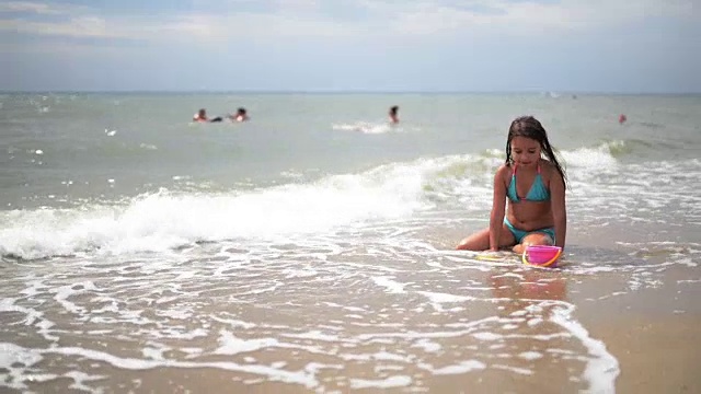 夏日海边的孩子视频素材