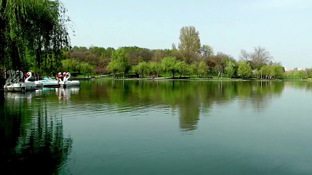 布加勒斯特阴天拍摄的泰坦湖视频素材