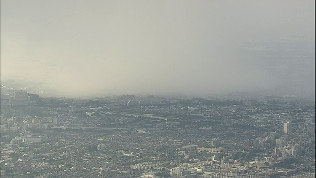 一场暴雨席卷了东京。视频素材