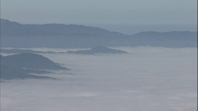 在日本，一片云海环绕着飞田山。视频素材