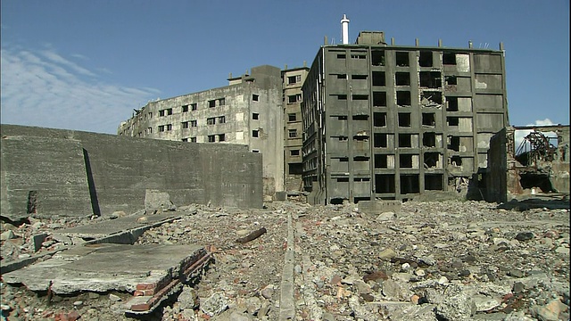 在日本长崎无人居住的端岛，废墟包围着废弃的建筑。视频素材