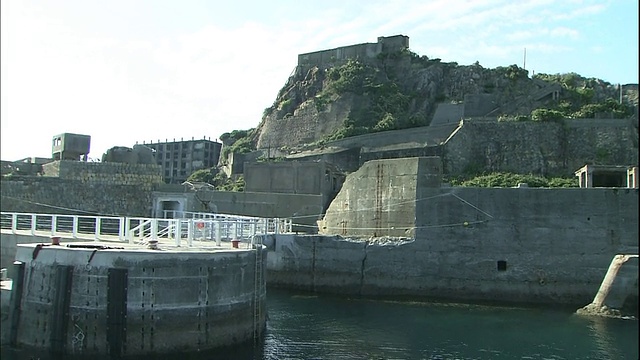 日本长崎废弃的端岛沿岸有一个废弃的港口。视频素材