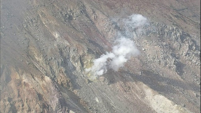 一股烟从日本的东马山火山口升起。视频素材