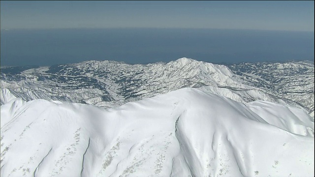 白雪皑皑的远内山耸立在日本海上空。视频素材