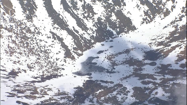 雪覆盖了日本北海道Yotei山顶的一个大火山口。视频素材