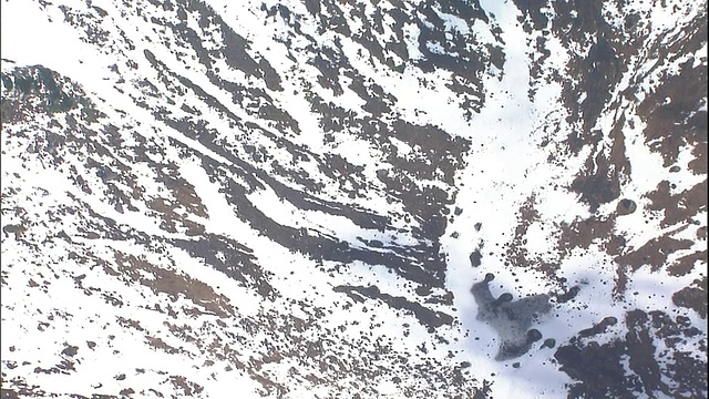 日本北海道御田山山顶的一个大火山口被积雪覆盖。视频素材