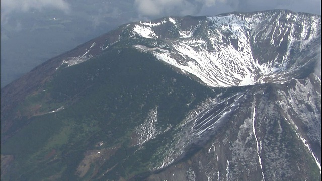 在日本北海道阿布塔枪的Yotei山的山顶附近，一个山上的小屋孤零零地矗立着。视频素材