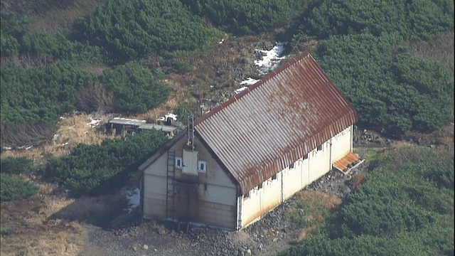 在日本北海道的Yotei山的山顶附近，一个山上的小屋孤零零的矗立着。视频素材