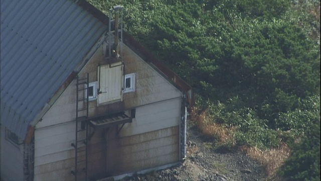 在日本北海道阿布塔枪的Yotei山的山顶附近，一个山上的小屋孤零零地矗立着。视频素材