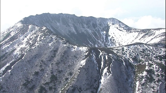 日本北海道Yotei山的山顶和火山口被积雪覆盖。视频素材